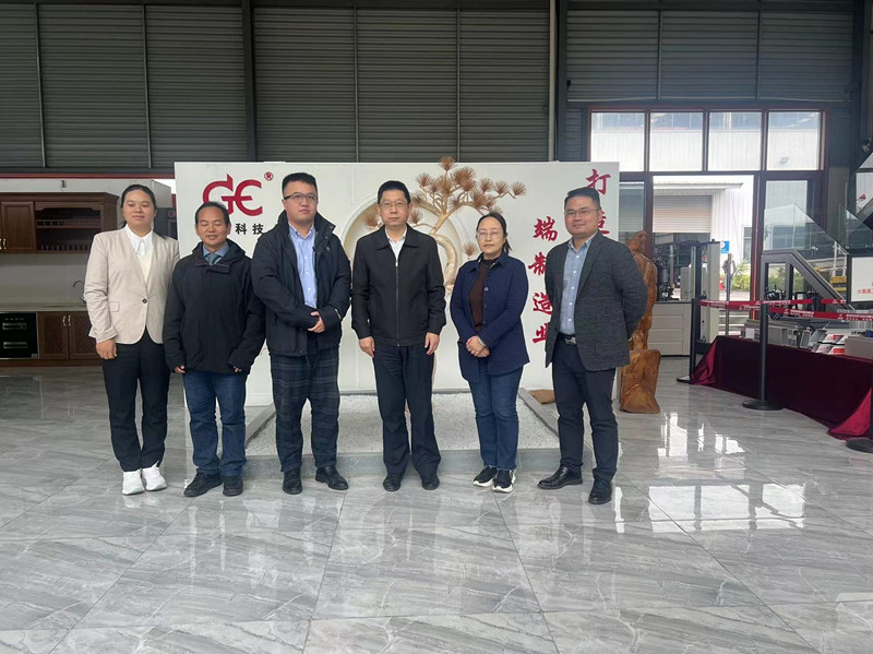 彭劍鳴：貴州省人民檢察院副檢察長(zhǎng)、檢察委員會(huì)委員、致公黨貴州省委會(huì)副主委